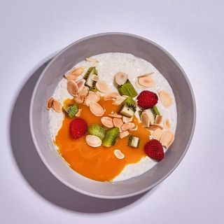 Каша овсяная на кокосовом молоке с ягодами