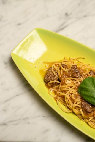 Spaghetti alla genovese tradizionale