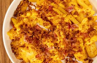 Картопляні діпи під сирним соусом з беконом 