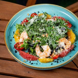 Цитрусовый салат с рукколой и креветками