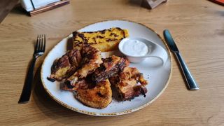 Pui Grill cu mamaliguta si sos de usturoi