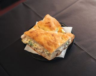 Pizza bianca artigianale con insalata di pollo.