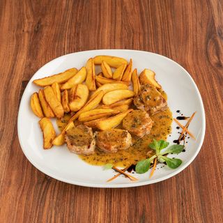 Medaljoni od svinjećeg lungića s pekarskim krumpirom i umak od gljiva