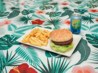 Menú Hamburguesa Normal Con Patatas Y Bebida