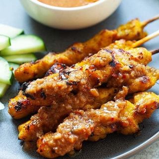 44. Pinchos de pollo satay (4pz)