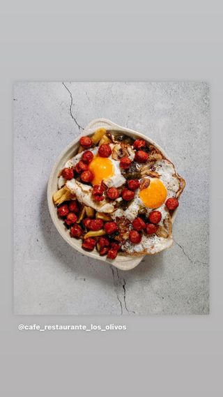 Huevos rotos con chistorra y patatas fritas 