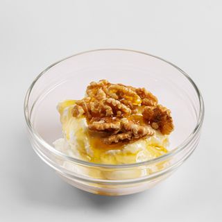 Yogurt con miele e noci