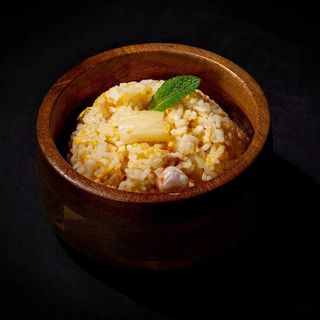 Riso saltato con gamberi ananas