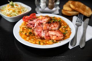 Costita afumata de porc cu iahnie de fasole