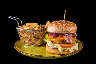 American burger și cartofi prăjiți