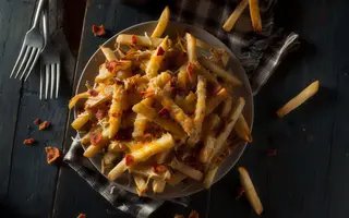 Patatas fritas con queso y bacon
