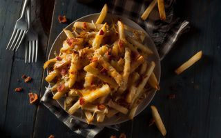 Patatas fritas con queso y bacon