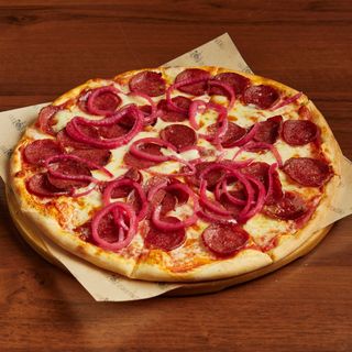 Пицца двойная пепперони с красным луком 