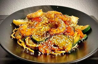 WOK sa škampima, tijesto i umak po izboru