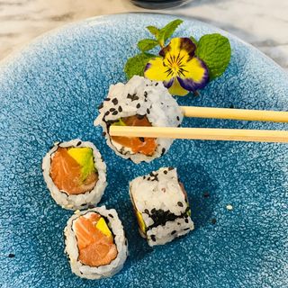 88. California Salmão 16 peças