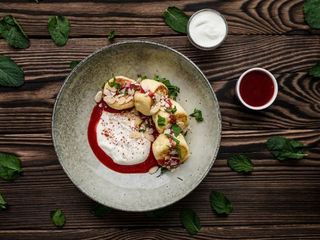 Сирники з грецьким йогуртом та полуничним кюлі