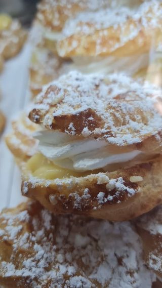 Pasta bignè ripiena di panna ricotta con panna crema e fragoline