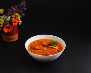 Fasole prăjită cu cârnaciori afumați și castraveți murați