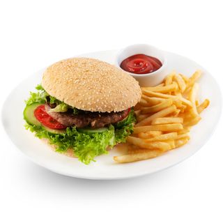 Бургер с говяжьей котлетой и картофелем фри