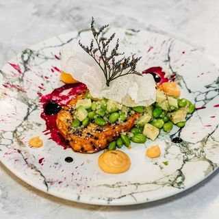 Филе от сьомга с едамаме и пурпурен сос (400 г)