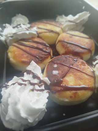 Syrniki na słodko z bitą śmietaną