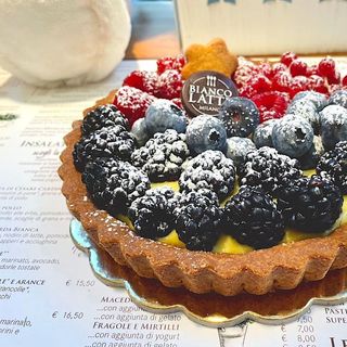 CROSTATA CON CREMA PASTICCERA E FRUTTI DI BOSCO