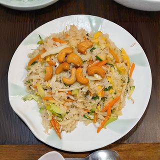 Riso saltato con verdure e anacardi