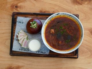 Борщ зі сливами, пампушкою та салом від шефа