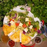 Sałatka z rukolą i serem pleśniowym