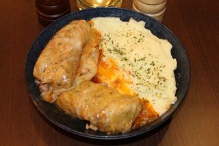 Sarma sa pire krompirom kao prilog