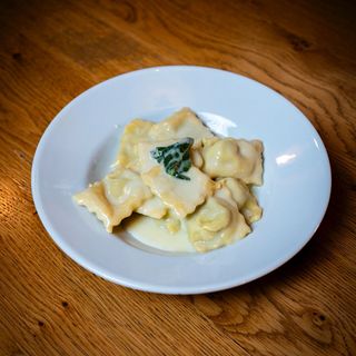 Ravioli ripieni di ricotta e spinaci burro e salvia