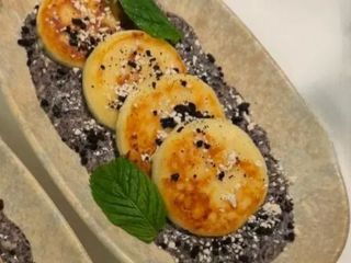 Сирники з маково-ванільним соусом