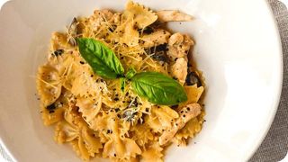 Паста с курицей и грибами