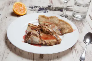 Clatite cu dulceata de afine