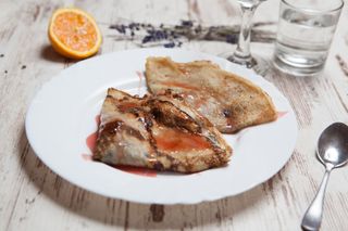 Clatite cu dulceata de afine