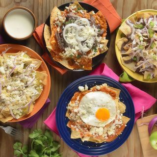 Chilaquiles con Vegetales Salteados
