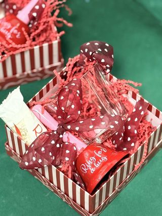 Mali znak pažnje spakovan u kutiji sa rafaelom, zvončićem i šoljom