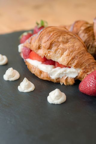 Croissant Relleno Con Queso Crema Y Fresas