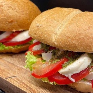 Bułka z mozzarellą, pomidorem i pesto bazyliowym