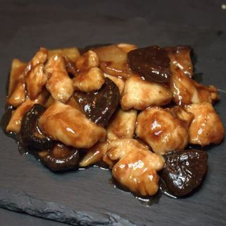 Pollo con Bambú y Setas Chinas