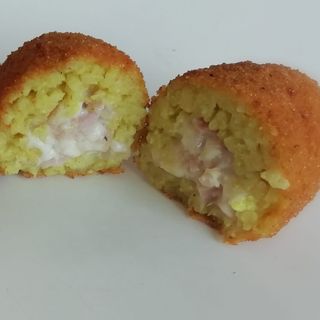 Arancina prosciutto e mozzarella