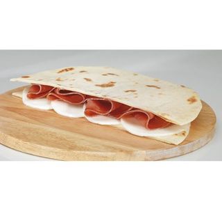 Piadina con crudo e mozzarella