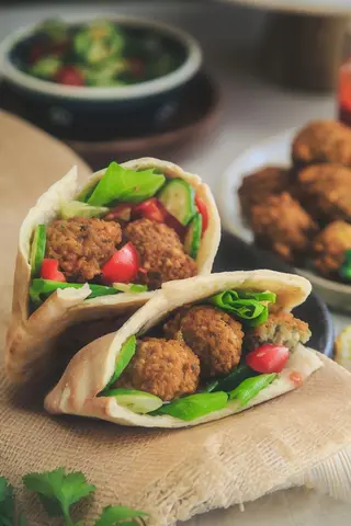 Pan pita con falafel y queso
