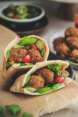 Pan pita con falafel y queso