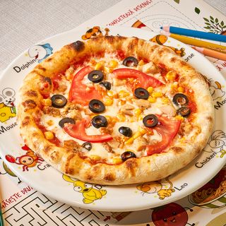 Pizzeta cu carne de pui, roșii și porumb