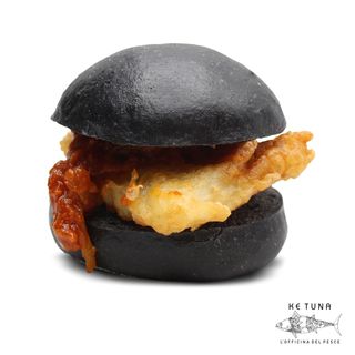 Black Bao con Baccalà in tempura e salsa di sfincione