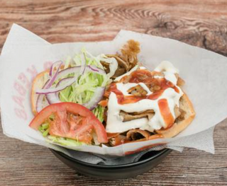 Kebab pita falafel con verdura y salsa