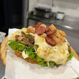 Plátano macho en patacon relleno