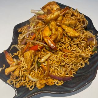 YAKISOBA CON POLLO Y GAMBA AL WOK 