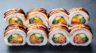 Роял-рол з вугрем, лососем та манго